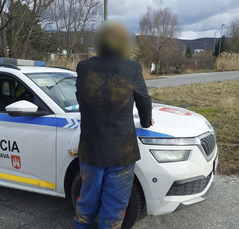 Hliadka mestskej polície si všimla v Dúbravke muža zanedbaného vzhľadu a zjavne dezorientovaného. Zastavili sa pri ňom za účelom pomoci. Jeho podozrivé správanie sa im však nepozdávalo. Preverenie ukázalo, že je v medzinárodnom pátraní. 