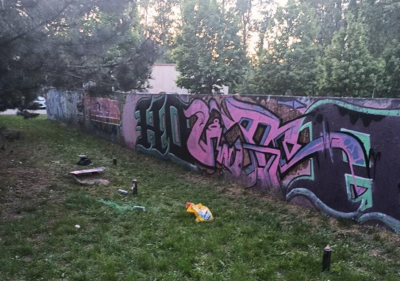 Sprejeri v Ružinove na Čmelíkovej ulici premenili plot na grafitti stenu.