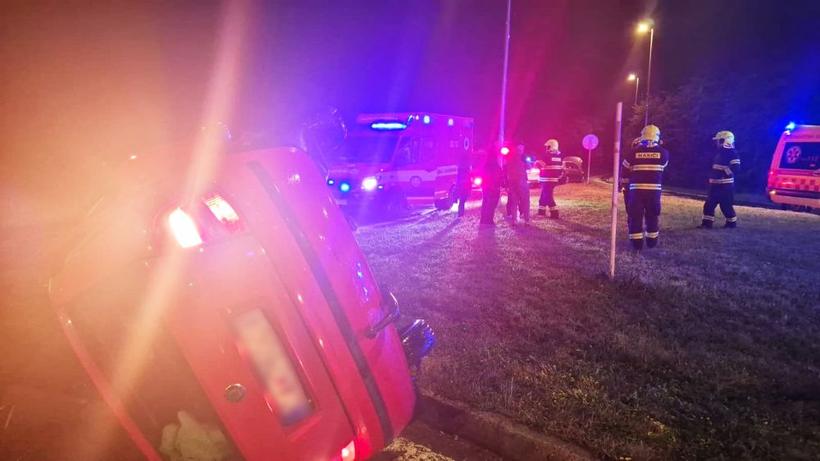 Po zrážke zostalo auto prevrátené na boku. Hliadka mestskej polície z Dúbravky bola na mieste ako prvá, pričom ihneď začala s poskytovaním pomoci zraneným a privolala záchranné zložky.