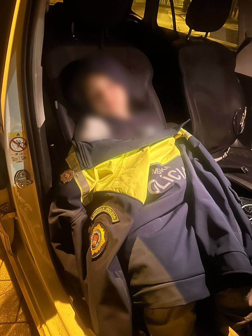 Malí Bratislavčan sa stratil otcovi a sestre cestou z plavárne domov. Našli ho mestskí policajti pri večernom zamykaní Medickej záhrady.